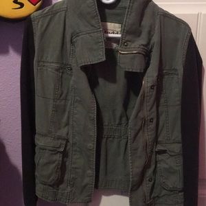 Olive jean jacket super cute fits sz M it’s comfy